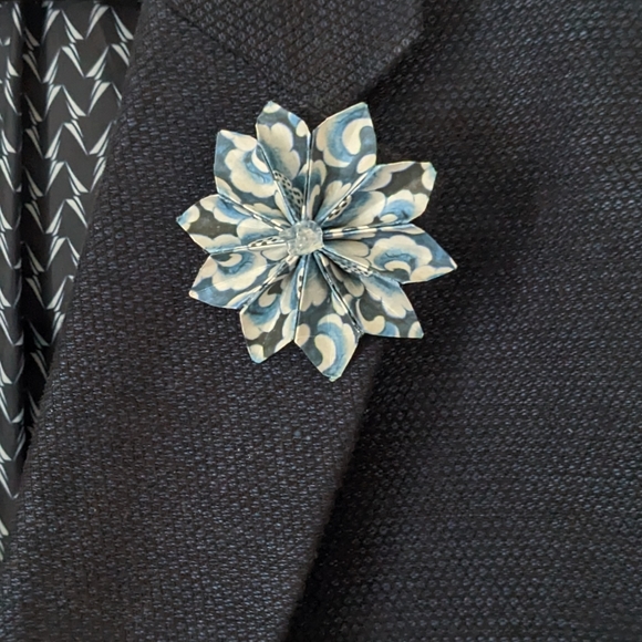 Pital Flower Lapel Pin - Picture 4 of 4